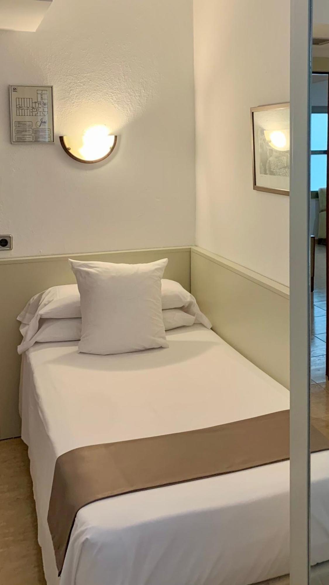 Hotel Jeni & Restaurant Es Mercadal Extérieur photo
