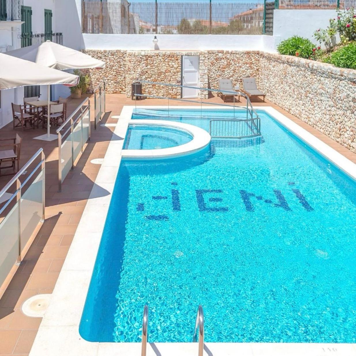 Hotel Jeni & Restaurant Es Mercadal Extérieur photo